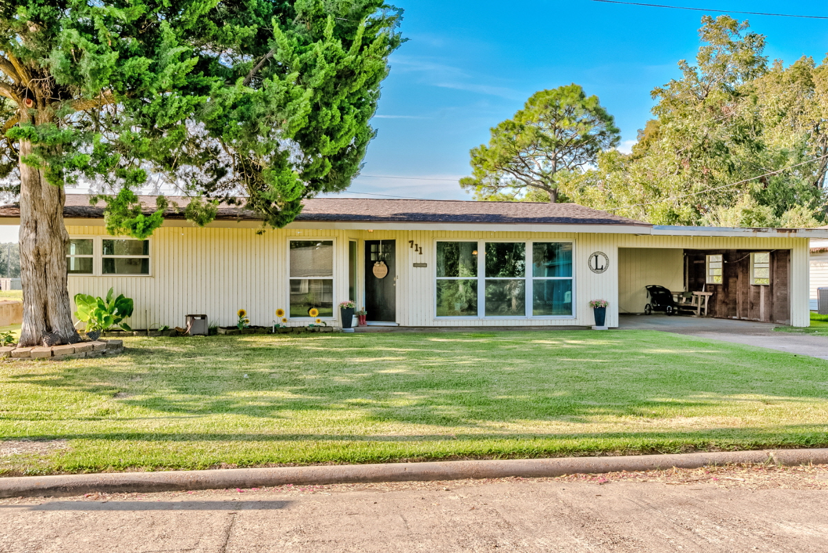 711 Royal Ave., Port Neches, TX, 77651 United States