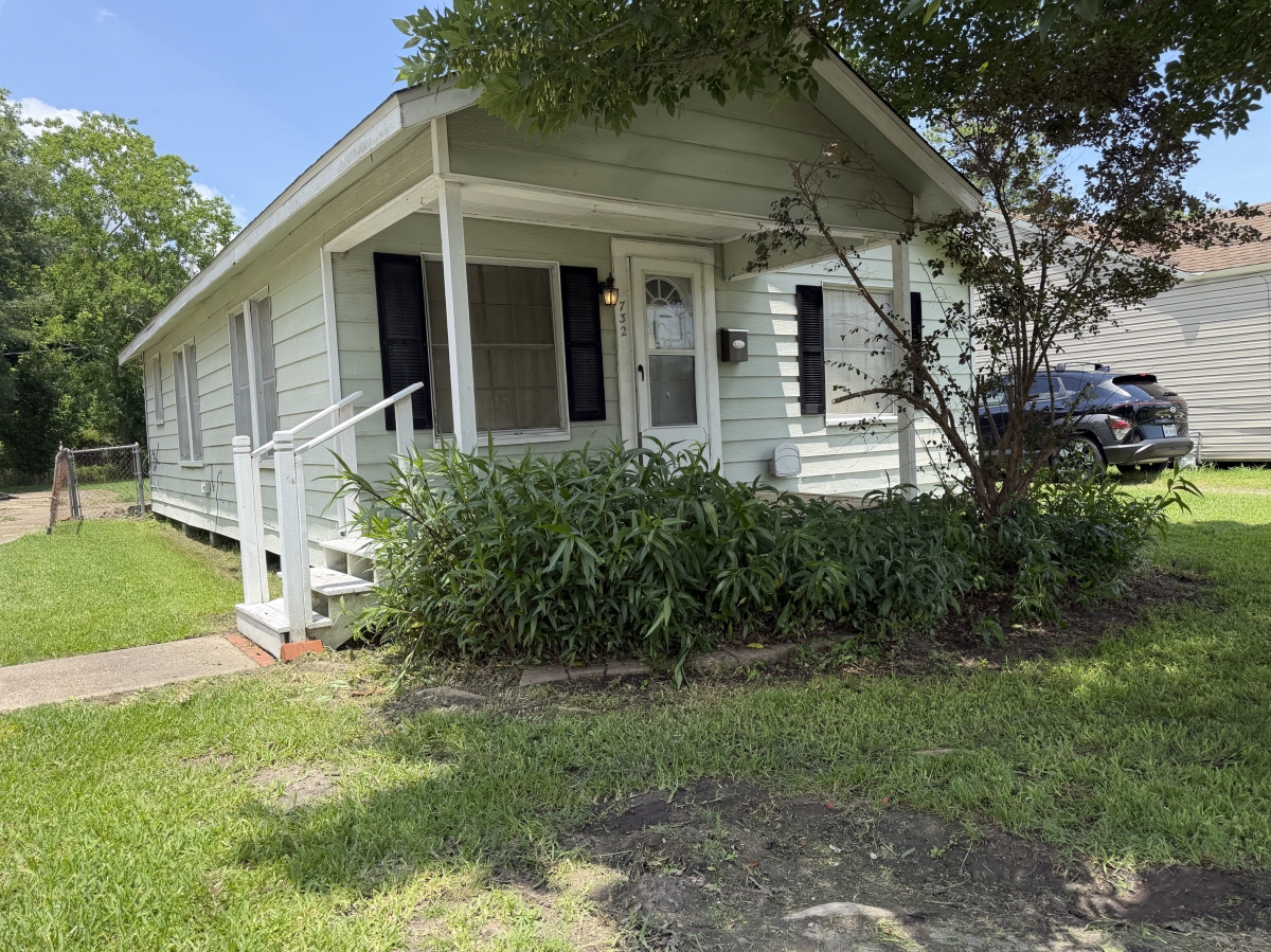 732 Royal Ave., Port Neches, TX, 77651 United States